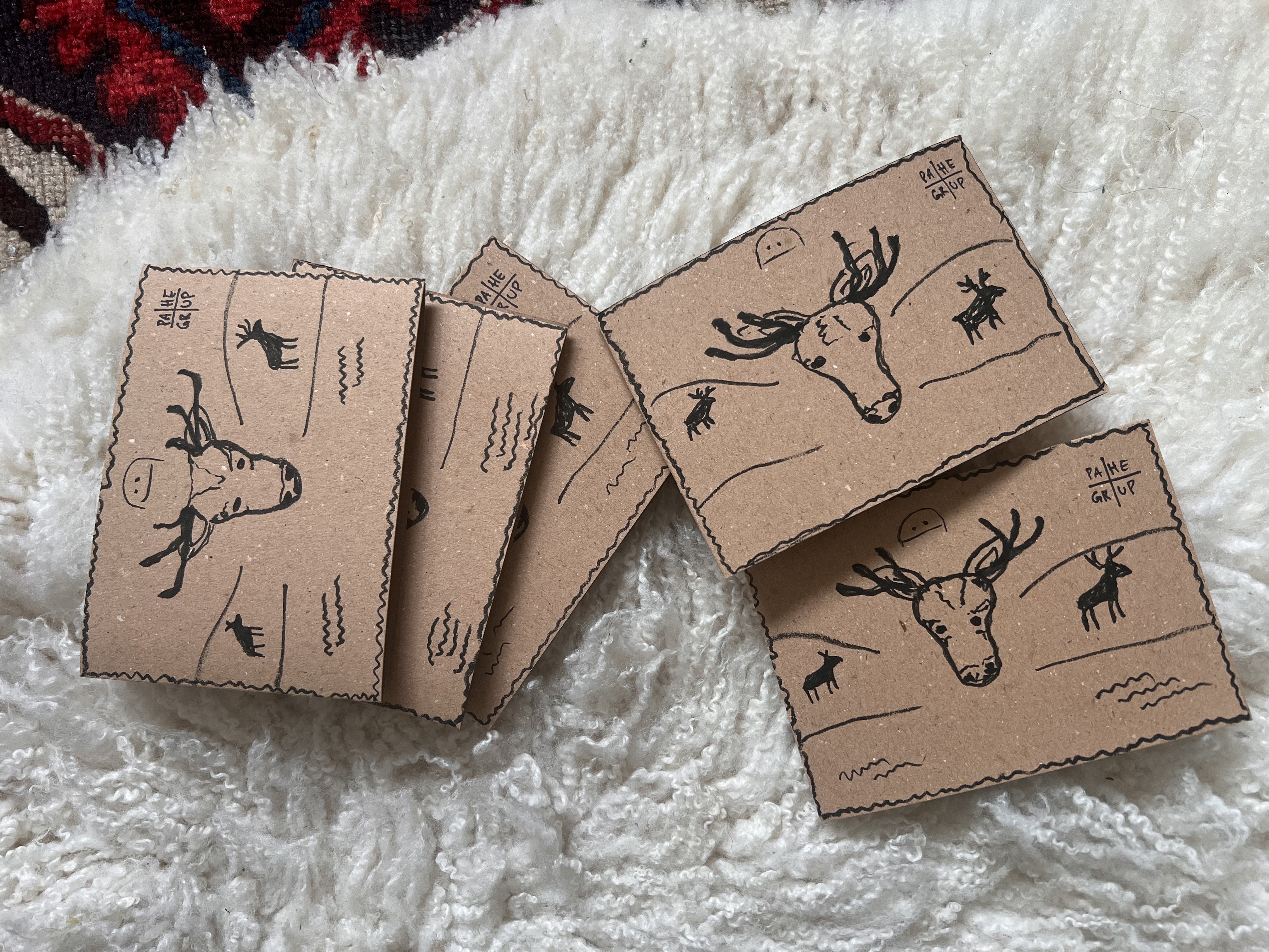 Väliaikaisia pahvisia hirviseteleitä, jotka on vaihdettavissa kiertäviin nahkaisiin myöhemmin. 