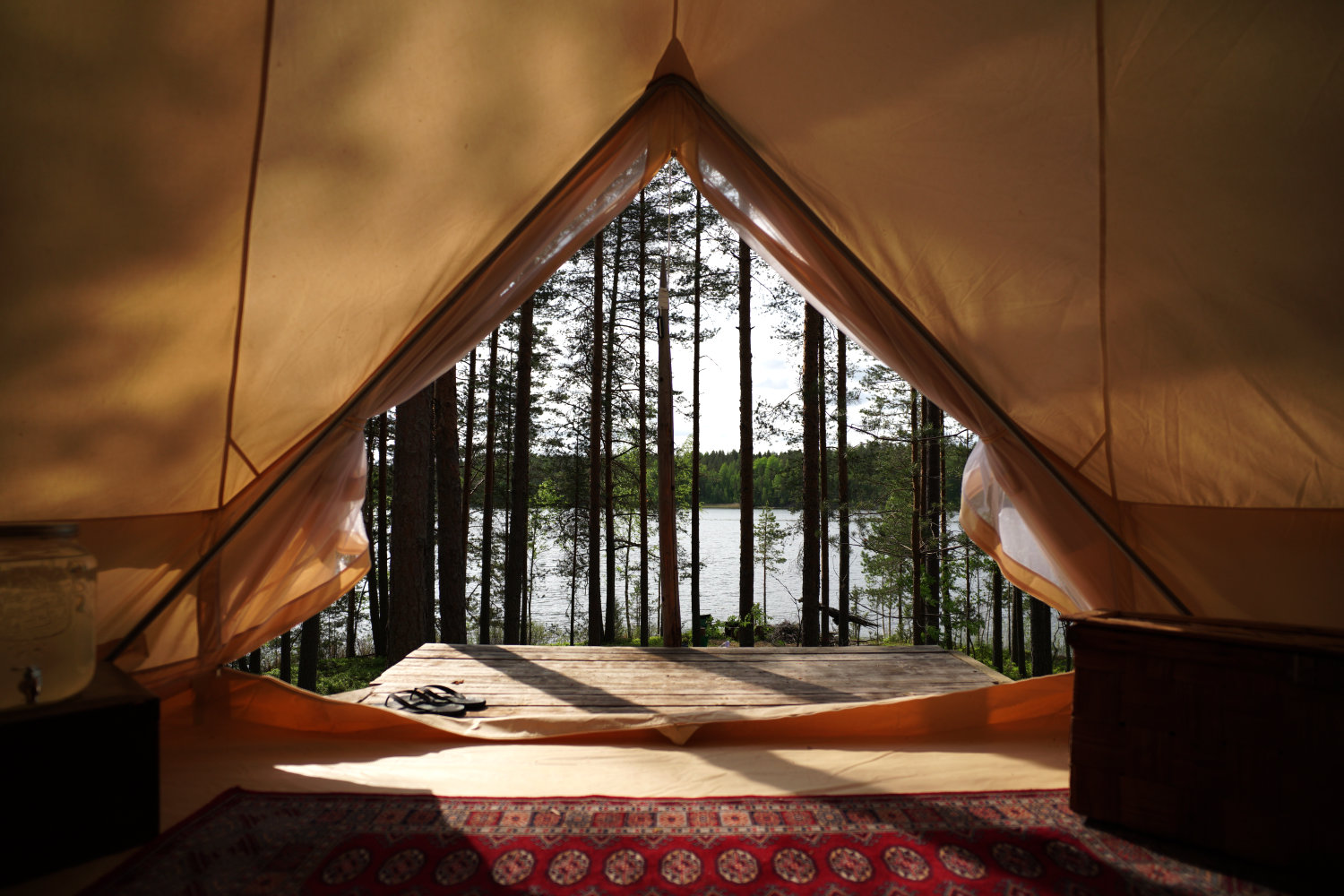 Näkymä teltasta järvelle