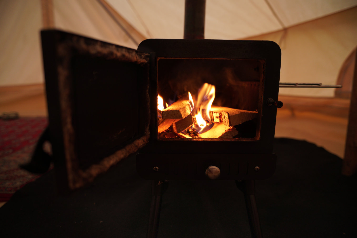 Tuli palaa kaminassa